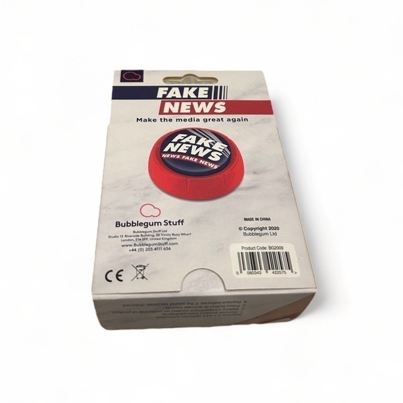 Fake News Sound Button - Red Celebrity Catchphrase Button - Picture 2 of 4